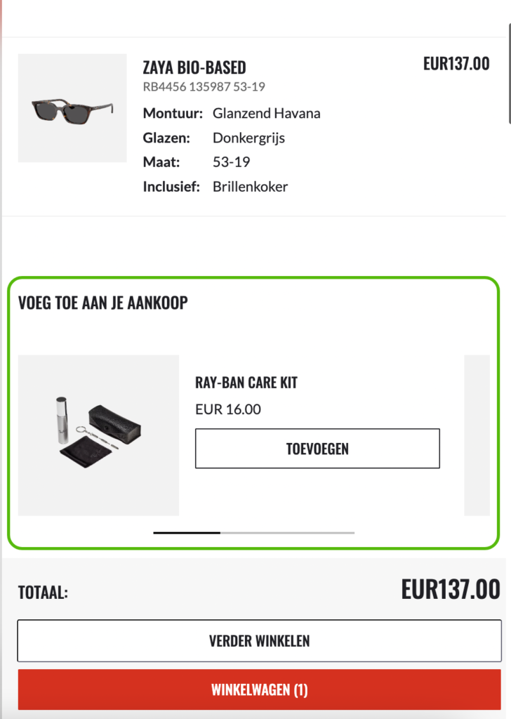 Een winkelwagen met een zonnebril, en het voorstel om een onderhoudsset toe te voegen