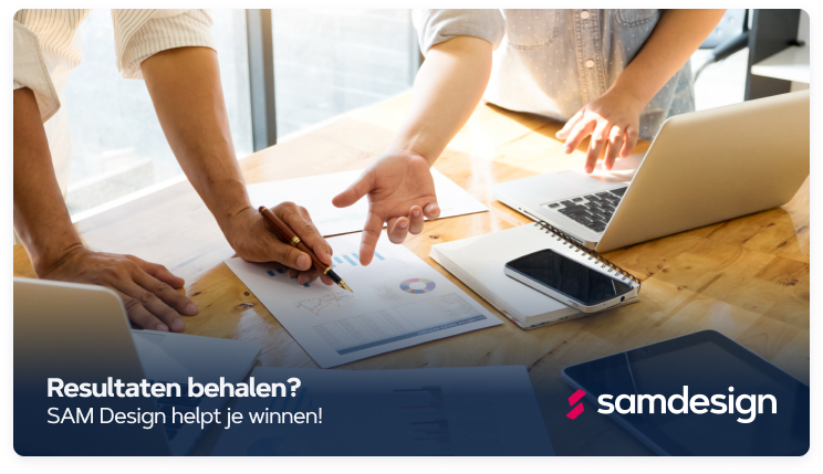 Twee mensen bespreken een rapport met grafieken aan een bureau, met de tekst: Resultaten behalen? SAM Design helpt je winnen!