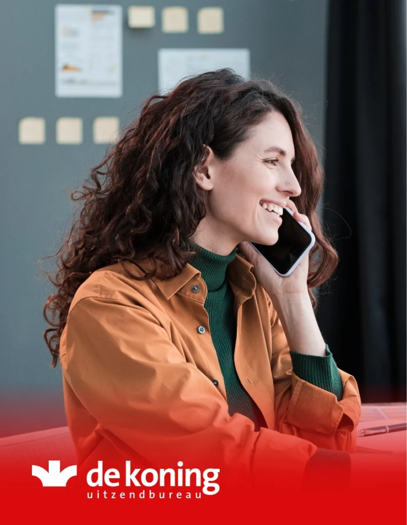 De Koning Uitzendbureau — een vrouw aan de telefoon op kantoor, met het logo van het uitzendbureau